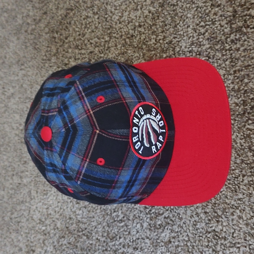 Mitchell & Ness NBA Mens Purple Toronto Raptors Spray Paint Snapback Hat OSFA